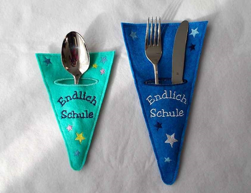 Stickdatei Set ITH Bestecktaschen XXL Set mit insgesamt 70 Dateien, Foto mit 2 Taschen, besteckbefüllt, Form einer spitzen Tüte. Bestickung: Sterne, Schriftzug "Endlich Schule", grüner, bzw. blauer Filz.