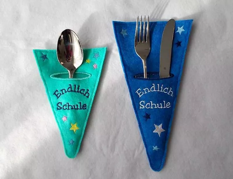 Stickdatei Set ITH Bestecktaschen XXL Set mit insgesamt 70 Dateien, Foto mit 2 Taschen, besteckbefüllt, Form einer spitzen Tüte. Bestickung: Sterne, Schriftzug "Endlich Schule", grüner, bzw. blauer Filz.