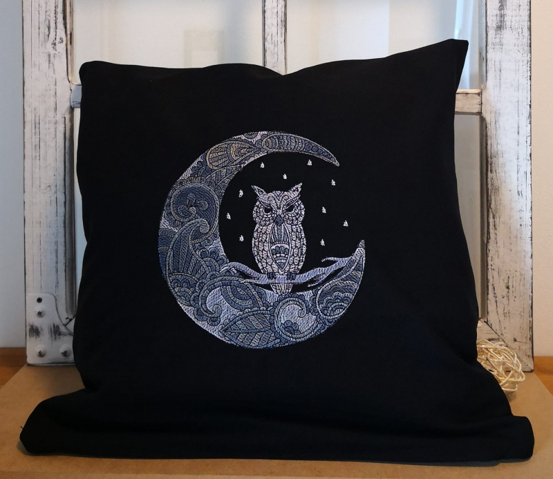 Stickdatei Set Magic Owl Eule auf Mond sitzend gestickt in weiß auf schwarzem Kissem