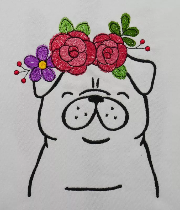 Mops mit Blumenschmuck auf dem Kopf