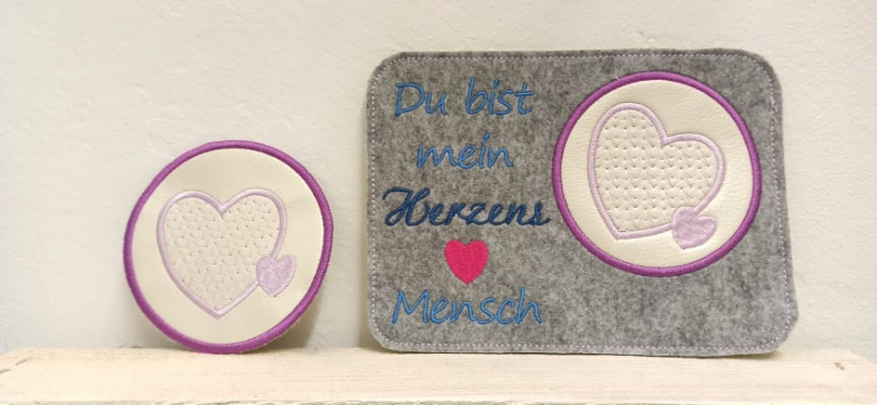 Freebie Stickdatei ITH Mug Rug Du bist mein Herzensmensch (10x10 und 13x18) Freebie Stickdatei ITH Mug Rug Du bist mein Herzensmensch (10x10 und 13x18)