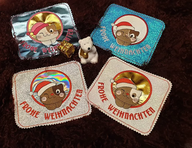 Untersetzer Tasse Katze mit Weihnachtsmütze und Schriftzug Frohe Weihnachten in verschiedenen Farbvarianten und glänzenden Untergründen