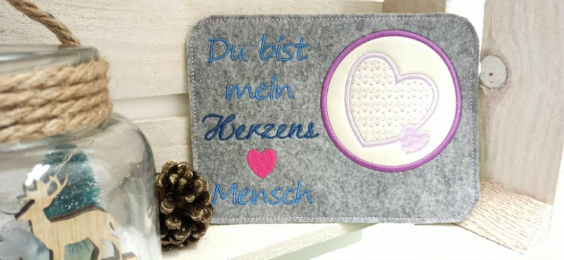 Freebie Stickdatei ITH Mug Rug Du bist mein Herzensmensch (10x10 und 13x18) Freebie Stickdatei ITH Mug Rug Du bist mein Herzensmensch (10x10 und 13x18)