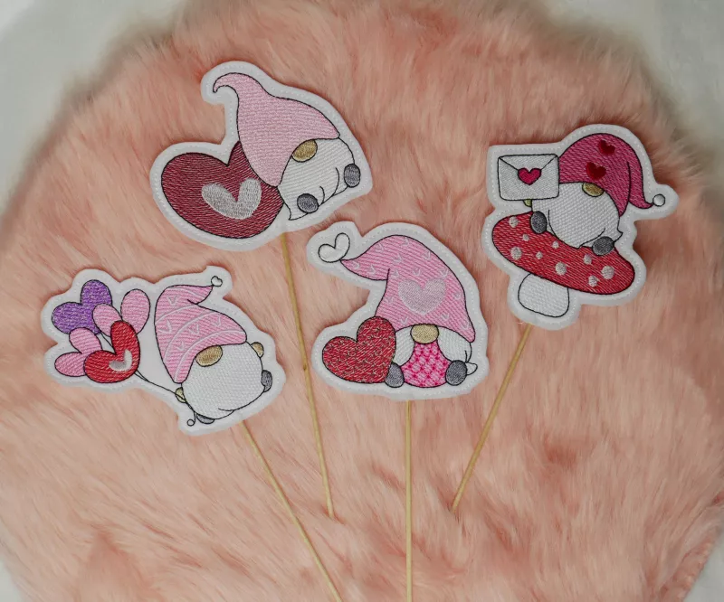 Stickdatei Set Lovegnomes Sparset 4 in 1 mit Dateien für Mugrugs, Schokohüllen, Anhänger und Stabdesigns Stickdatei Set Lovegnomes Sparset 4 in 1 mit Dateien für Mugrugs, Schokohüllen, Anhänger und Stabdesigns