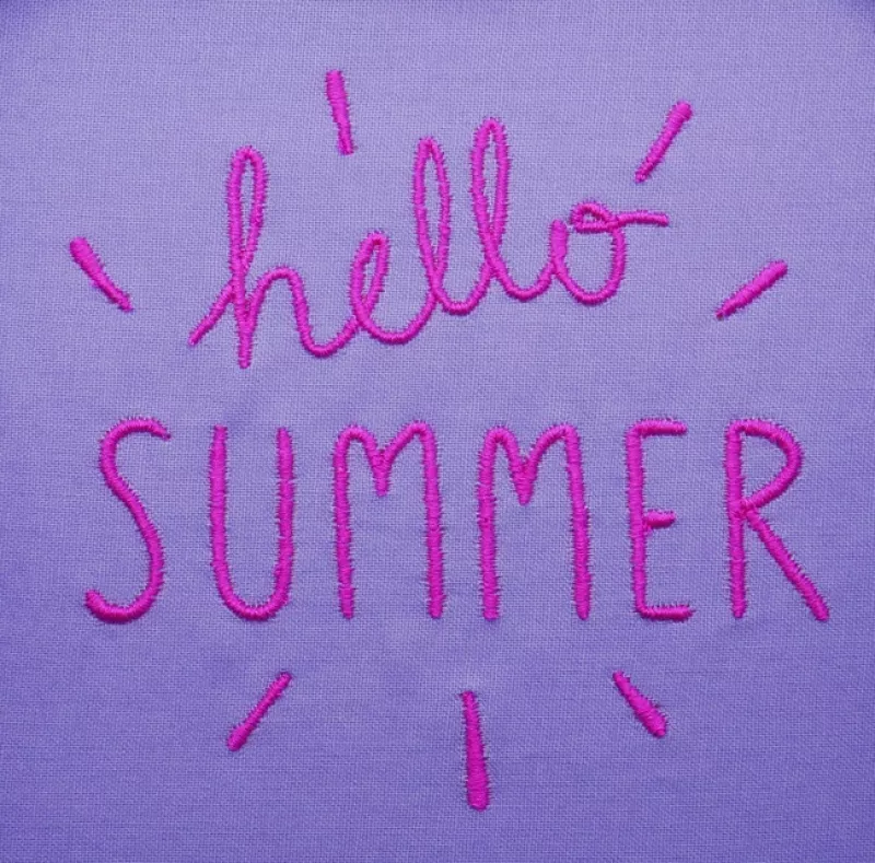 Stickdatei Spar-Set Cat Doodle Applikationen inkl. ITH Anhänger, Foto zeigt auf violettem Stoff pinke Bestickung. Schriftzug "hello SUMMER" mit rund angeordneten Strahlen ebensolcher Farbe.