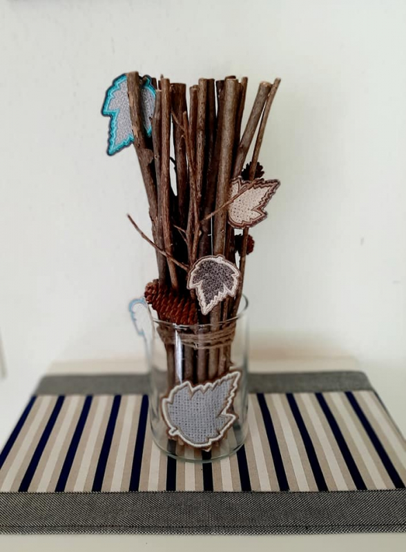 Stickdatei Set FSL Gnome rund um das Jahr + ITH Anhänger, Foto zeigt 4 einzeln ausgestickte Blätter, eingesteckt zwischen Dekoästen in einem Glas. Blätter in netzartiger Optik gefertigt, je zweifarbig (Innenfläche und Umrandung), unterschiedliche Farben. Stickdatei Set FSL Gnome rund um das Jahr + ITH Anhänger, Foto zeigt 4 einzeln ausgestickte Blätter, eingesteckt zwischen Dekoästen in einem Glas. Blätter in netzartiger Optik gefertigt, je zweifarbig (Innenfläche und Umrandung), unterschiedliche Farben.