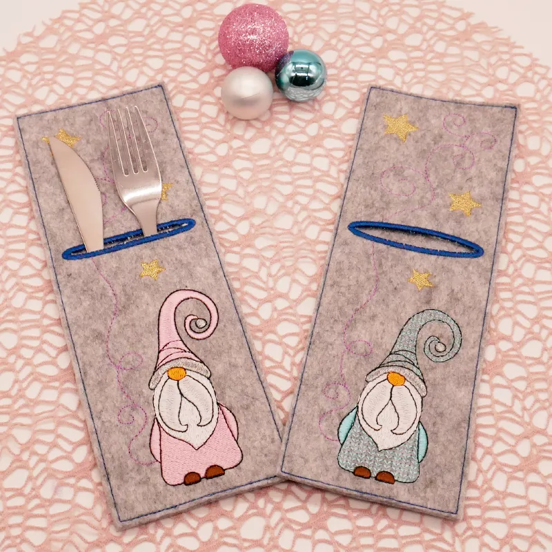 Zwei Bestecktaschen mit Gnonen in Rosa und hellblau als Stickdatei.