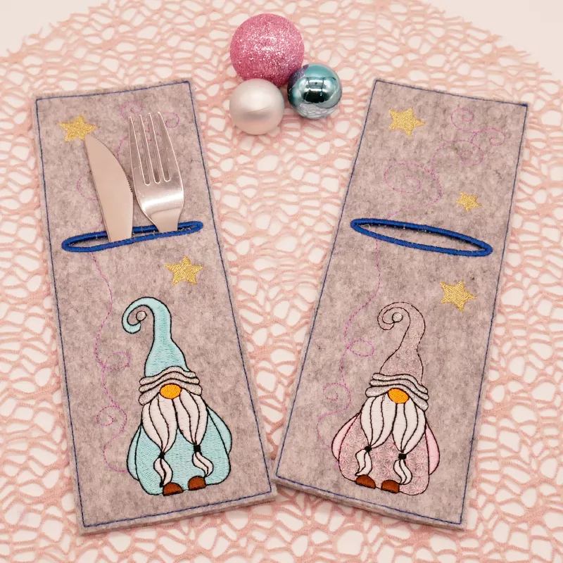 Stickdatei Set ITH Bestecktaschen Gnom-Trio - zwei Bestecktaschen mit Gnomen auf einem Tisch.