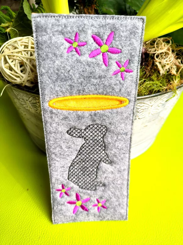 Stickmotiv Hase auf einer Bestecktasche aufgestickt.