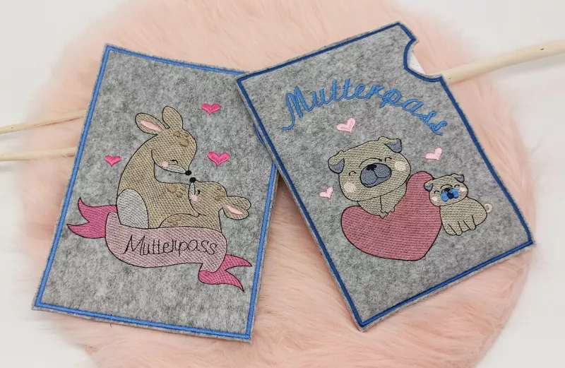 Stickdatei Set ITH Mutterpass-Hüllen für DE und AT + Einzelmotive, 2 Fotos mit je 2 Hüllen. 1 mal Hülle großes und kleines Känguruh und Hülle großer und kleiner Mopf, beide mit Schriftzug "Mutterpass".