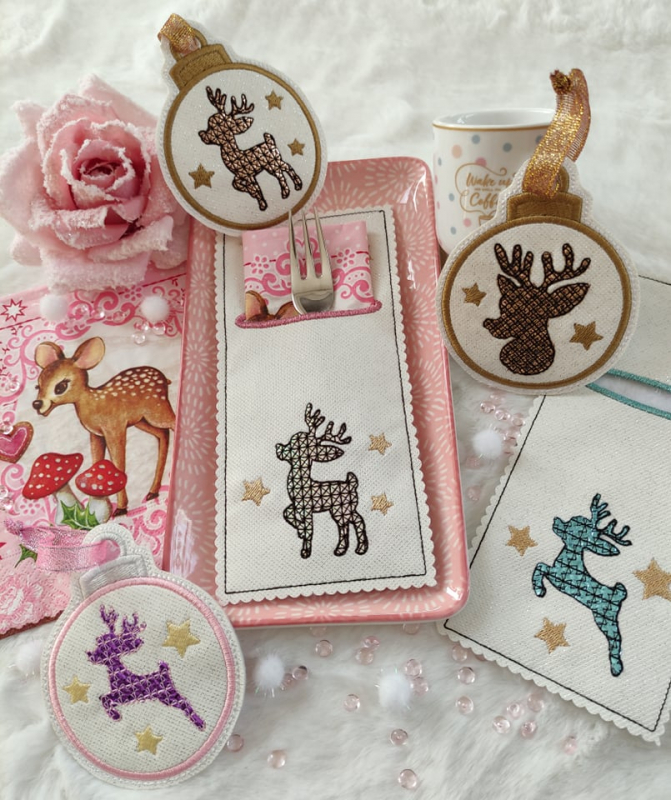 Stickdatei Set ITH Reh-Deko Sparset 4 in 1, Foto mit 2 Bestecktaschen und 3 geösten und bändchendurchzogenen Anhängern, auf dekoriertem Untergrund liegend. Alle Ausfertigungen mit Sternen und diversen Rentiermotiven komplett oder nur Kopf. Stickdatei Set ITH Reh-Deko Sparset 4 in 1, Foto mit 2 Bestecktaschen und 3 geösten und bändchendurchzogenen Anhängern, auf dekoriertem Untergrund liegend. Alle Ausfertigungen mit Sternen und diversen Rentiermotiven komplett oder nur Kopf.