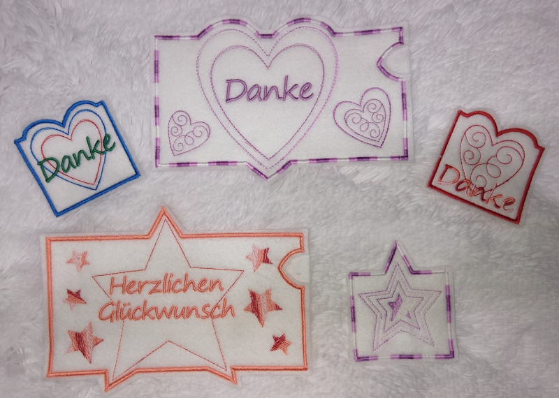Stickdatei Set ITH Gutschein- und Schokohüllen Danke und Geburtstag, Foto mit 3 quadratischen und 2 querformatigen Hüllen. Jeweils Bestickung Stern oder Herz, der obere Hüllenrand ist der Form des Motivrandes angepasst. Teilweise Schriftzug "Danke". Stickdatei Set ITH Gutschein- und Schokohüllen Danke und Geburtstag, Foto mit 3 quadratischen und 2 querformatigen Hüllen. Jeweils Bestickung Stern oder Herz, der obere Hüllenrand ist der Form des Motivrandes angepasst. Teilweise Schriftzug "Danke".