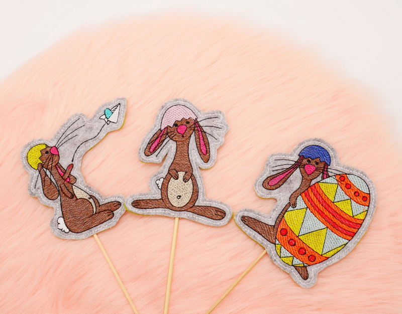 Stabdeko Osterhase mit Helm aus Eierschale und Papierfkugzeug, Hase mit Helm aus Eierschale, Hase mit großem bunten Osterei