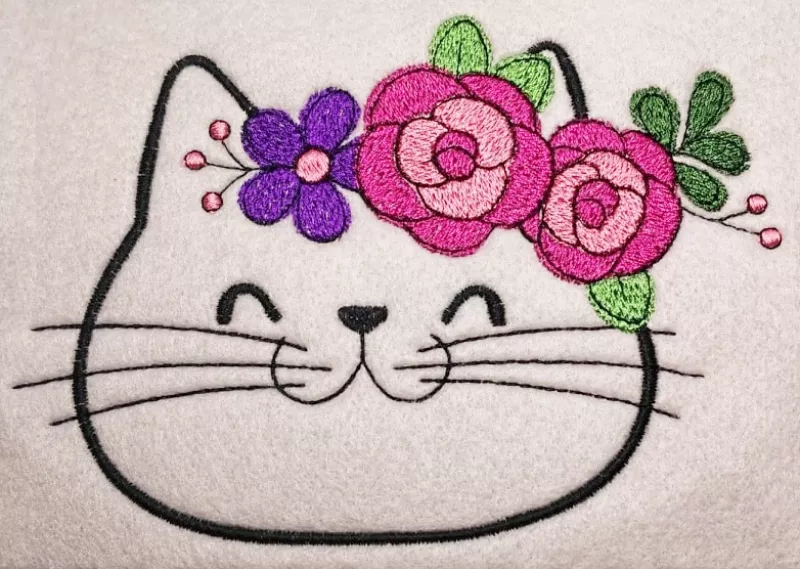 Stickdatei Set Floral Cat 10x10cm Größe mit Blumen auf dem Kopf.