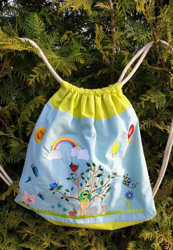Stickdatei Set Frühlingswiese (div. Rahmengrößen), Foto zeigt bunte Bestickung auf überwiegend hellblauem Rucksackstoffbeutel. Fülliges Stickbild mit Blumenwiese mit diversen Tierchen und Baum. Zahlreiche Details wie z.B. Sonne und Regenbogen. Stickdatei Set Frühlingswiese (div. Rahmengrößen), Foto zeigt bunte Bestickung auf überwiegend hellblauem Rucksackstoffbeutel. Fülliges Stickbild mit Blumenwiese mit diversen Tierchen und Baum. Zahlreiche Details wie z.B. Sonne und Regenbogen.