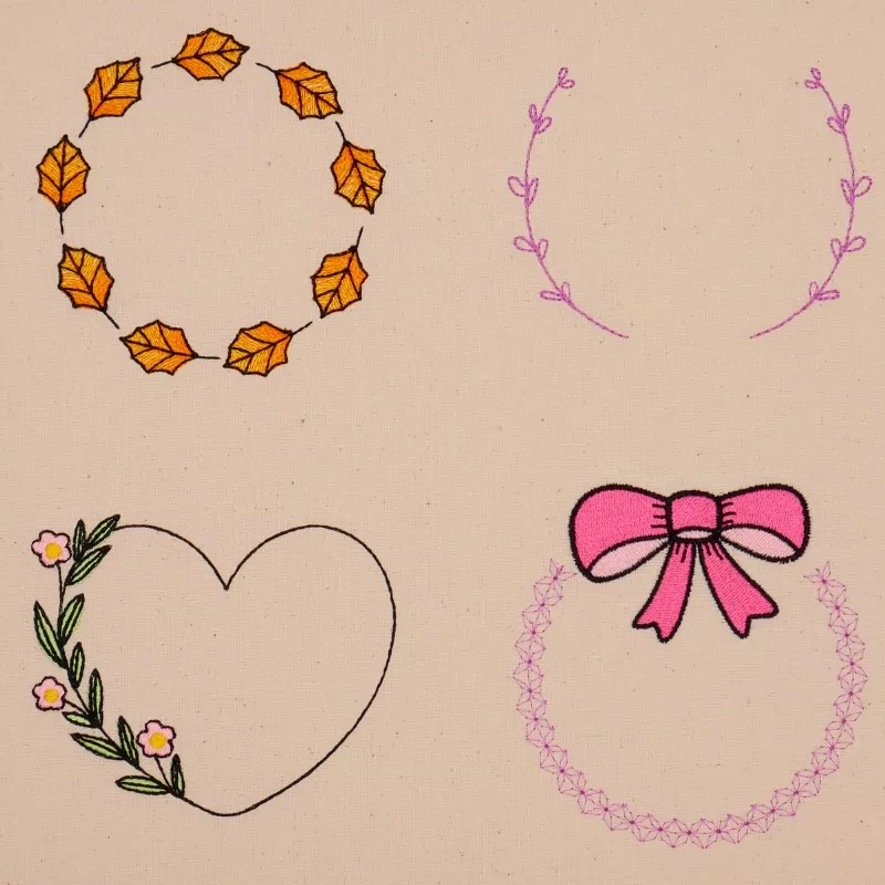 Stickdatei Set florale Rahmen + Schriftzüge,  Foto zeigt hellen Stoff, bestickt mit 4 Designs. 1 mal Laubblattkranz, 1 mal Herzumriss mit teilweise Blüten-Blätter-Zweig; 1 mal Dekornaht-Kreis mit Schleife; 1 mal zweifach offener Kreis aus 2 Blattranken.