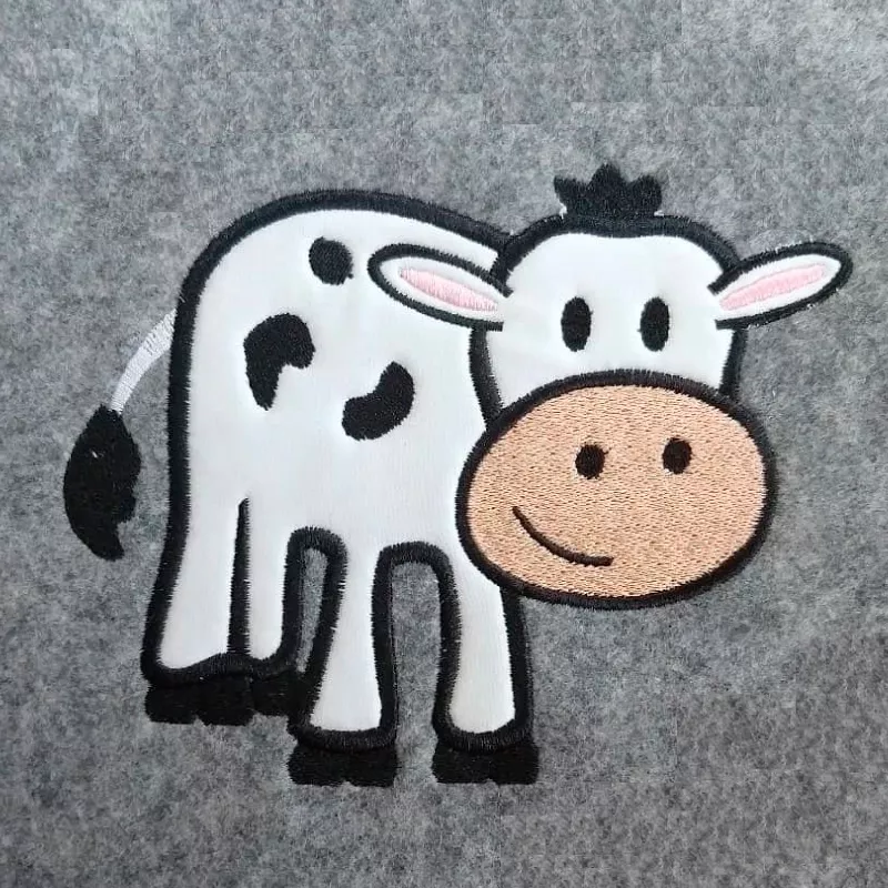 Kuh Tierapplikation für Kinder ausgestickt auf einem Stoff.