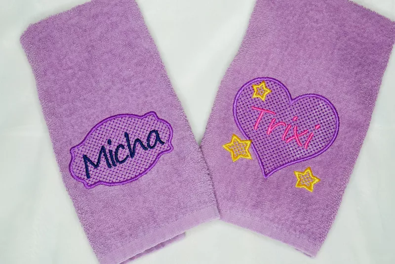 Stickdatei Set Colorful Labels Handtuchmotive als Hintergrund für Namen / Initialien Stickdatei Set Colorful Labels Handtuchmotive als Hintergrund für Namen / Initialien