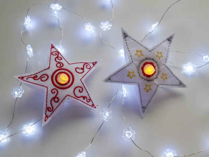 ITH LED Cover in Sternform in Weiß mit dezentem farbigen Muster dekoriert mit Lichterkette