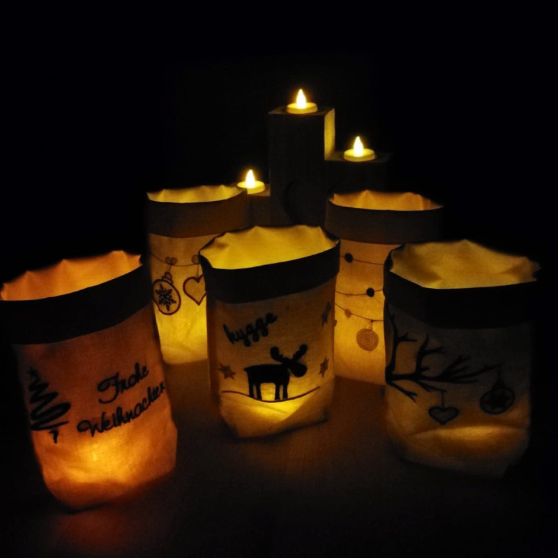 Stickdatei Set 33 ITH winterliche Lichtbeutel (16x26cm Rahmen), Foto zeigt 5 beleuchtete Lichtbeutel in dunklem Raum. Alle aus hellem Stoff, umgeschlagener Rand. Mit diversen Winter-/Weihnachtssymbolen, teilweise mit Schriftzug. Stickdatei Set 33 ITH winterliche Lichtbeutel (16x26cm Rahmen), Foto zeigt 5 beleuchtete Lichtbeutel in dunklem Raum. Alle aus hellem Stoff, umgeschlagener Rand. Mit diversen Winter-/Weihnachtssymbolen, teilweise mit Schriftzug.