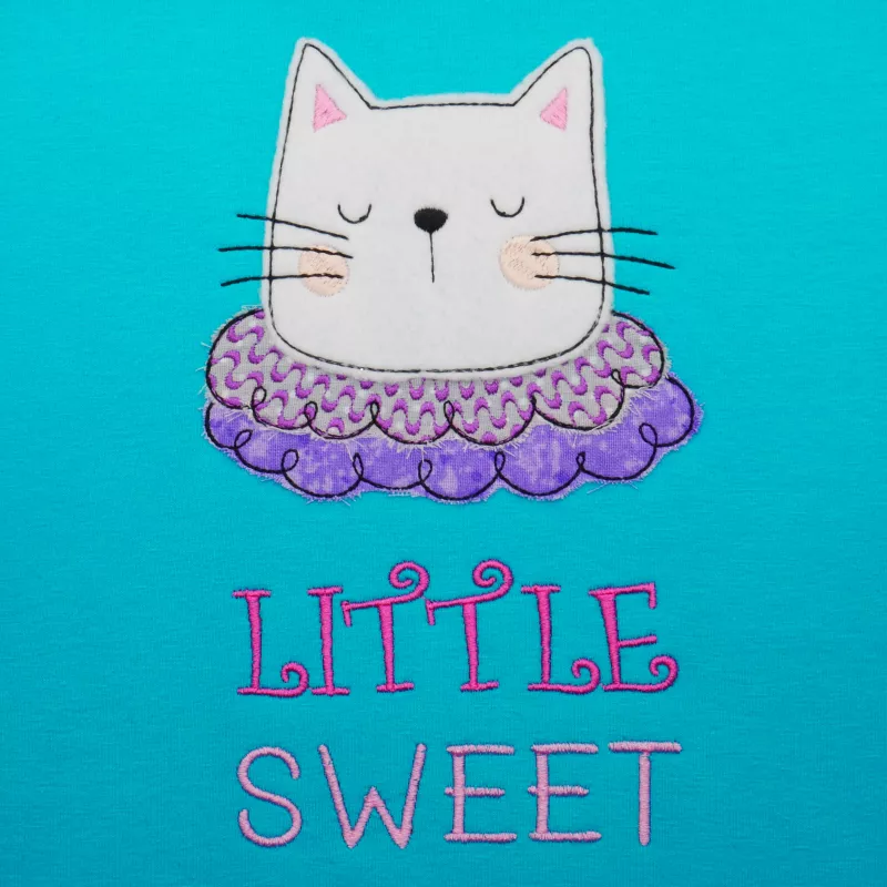 Stickdatei Set Little Sweet Cat Doodle Applikation inkl. ITH Anhänger, Foto zeigt auf türkisem Stoff Applikation Katzenkopf, darunter Schriftzug "Little Sweet in rot/rosa". Heller Kopf, unten Halskrause, lila und pink gemustert.