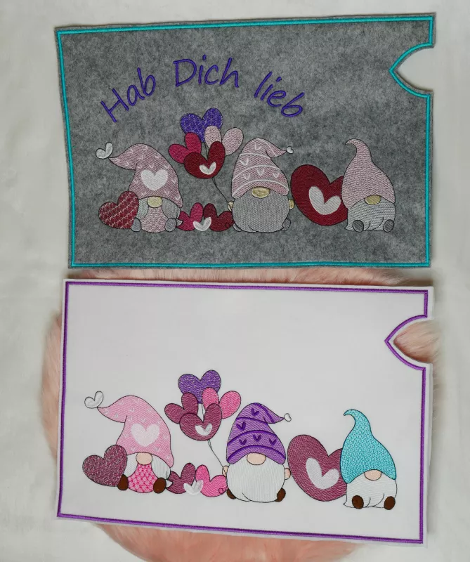 Stickdatei Set Lovegnomes ITH Geschenk- und Schokoladenhüllen, Foto mit 2 Ausfertigungen, zu sehen auf apricotfarbenem Fell. Hüllen rechteckig-querformatig, Motiv mit 3 Gnomen, diversen Herzen und Herzluftballons, dabei 1 mal mit Schriftzug "Hab dich lieb Stickdatei Set Lovegnomes ITH Geschenk- und Schokoladenhüllen, Foto mit 2 Ausfertigungen, zu sehen auf apricotfarbenem Fell. Hüllen rechteckig-querformatig, Motiv mit 3 Gnomen, diversen Herzen und Herzluftballons, dabei 1 mal mit Schriftzug "Hab dich lieb