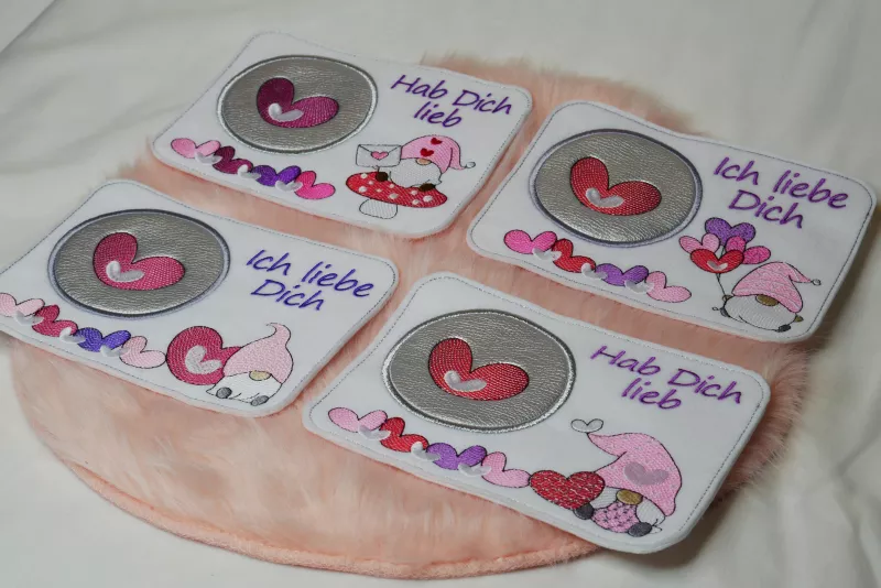 Stickdatei Set Lovegnomes Sparset 4 in 1 mit Dateien für Mugrugs, Schokohüllen, Anhänger und Stabdesigns Stickdatei Set Lovegnomes Sparset 4 in 1 mit Dateien für Mugrugs, Schokohüllen, Anhänger und Stabdesigns