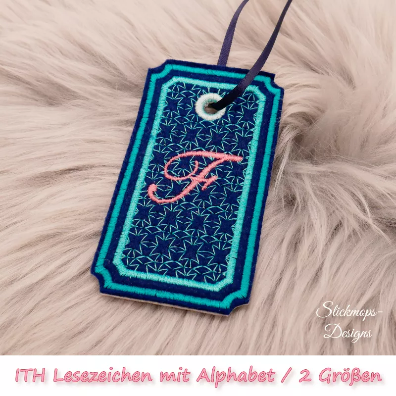 (Osterkalender-Türchen 6A) Stickdatei Set ITH Lesezeichen mit Alphabet in 2 Größen, Foto zeigt am Bändchen garngeöstes Lesezeichen, rechteckig, eingekerbte Ecken. Schwarz, Bestickung türkis, filigranes Muster, in rot schnörkeliger Buchstabe "F".