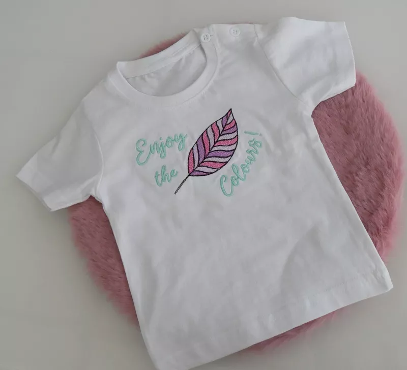 Stickdatei Set Enjoy the Colours! Farbenfrohe Herbstblätter gestickt auf einem Tshirt für Kleinkinder.