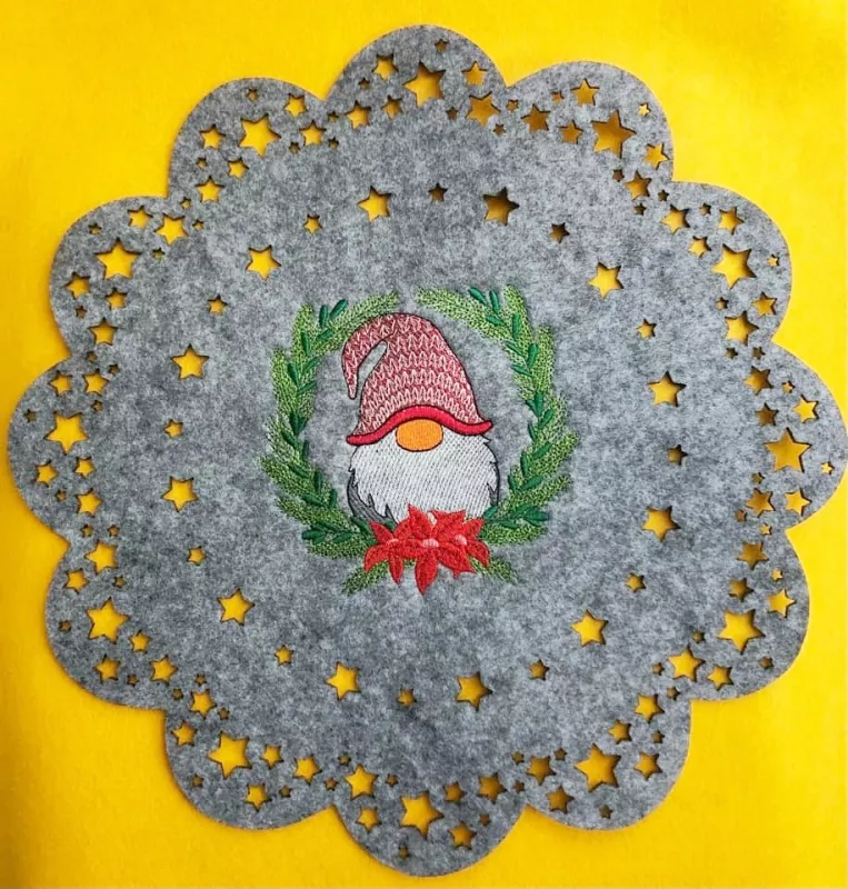 Christmas Gnome auf ein Tischset aus Filz gestickt.
