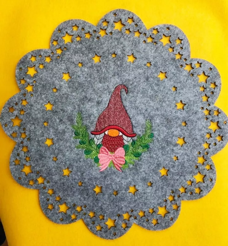 Weiblicher christmas Gnome auf ein Filz-Tischset gestickt.