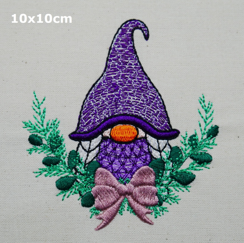 Weiblicher Gnom in der Größe 10x10 cm ausgestickt.