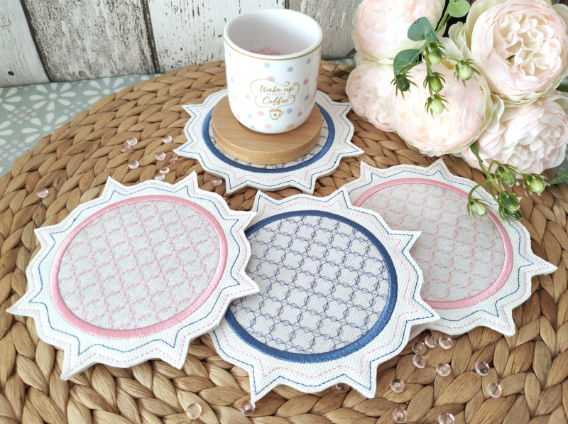 4 Untersetzer auf einem Tischset dekoriert. Stickdatei für einen Mugrug. 4 Untersetzer auf einem Tischset dekoriert. Stickdatei für einen Mugrug.