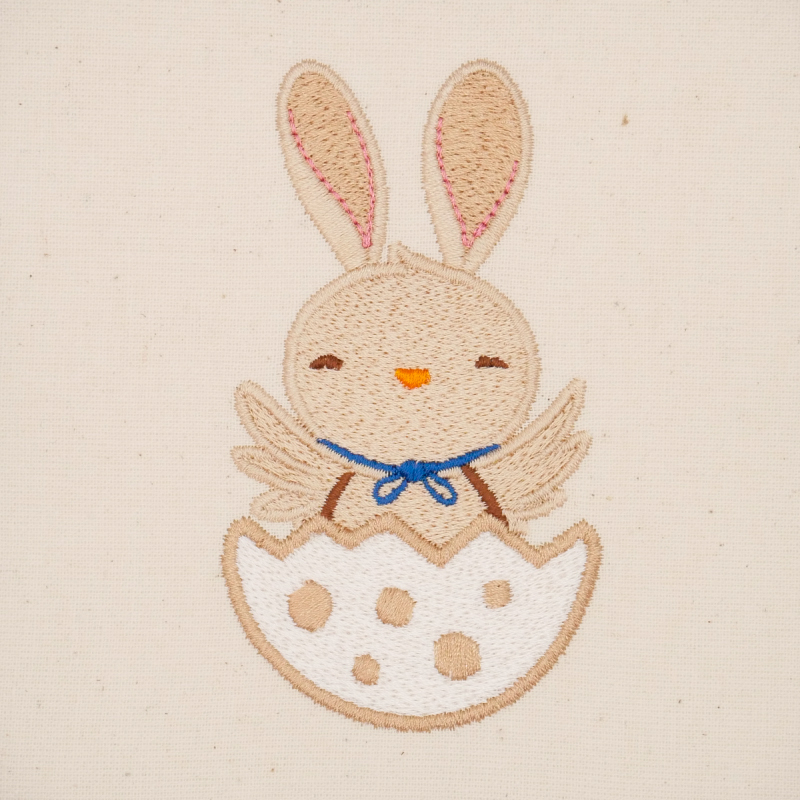 Stickdatei Set Sweet Easter Vollstick-Motive Küken mit Osterhasenohren und blauer Schleife um Hals in Eierschale sitzend Stickdatei Set Sweet Easter Vollstick-Motive Küken mit Osterhasenohren und blauer Schleife um Hals in Eierschale sitzend