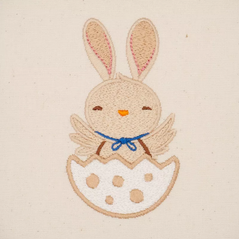 Stickdatei Set Sweet Easter Vollstick-Motive Küken mit Osterhasenohren und blauer Schleife um Hals in Eierschale sitzend