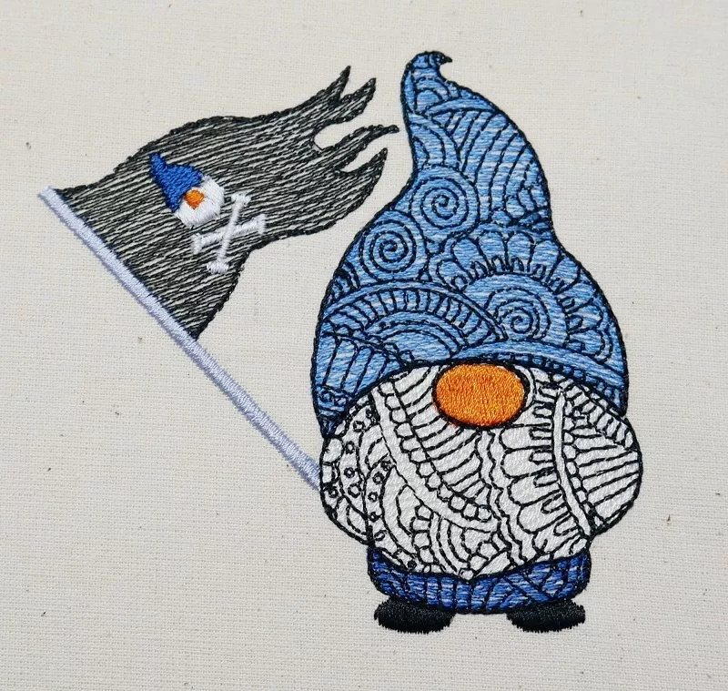 Gnom mit Mandalamuster und blauer Mütze und Piratenflagge in der Hand