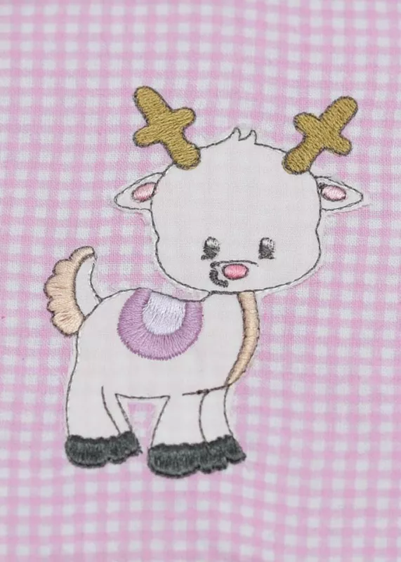 Stickdatei Rentier Applikation + ITH Anhänger, Foto zeigt Applikation auf rosa-weiß kariertem Stoff. Oben mittig geöster Rentieranhänger in braun-beige Bestickung auf hellem Grund.