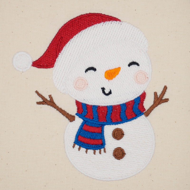 Schneemann mit Weihnachtsmütze und blau-rot-gestreiftem Schal