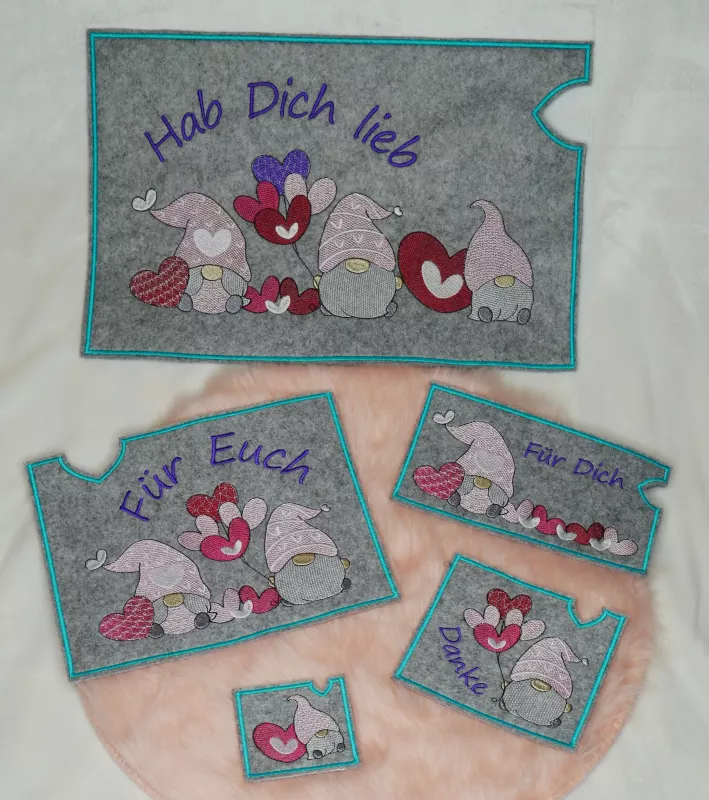 Stickdatei Set Lovegnomes ITH Geschenk- und Schokoladenhüllen, Foto mit 5 Ausfertigungen, präsentiert auf apricotfarbenem Fell. Alle Hüllen querformatig, grauer Filz, Gnommotive in Variationen, dabei 4 mal mit Schriftzug "Hab dich lieb", bzw. "Für dich", Stickdatei Set Lovegnomes ITH Geschenk- und Schokoladenhüllen, Foto mit 5 Ausfertigungen, präsentiert auf apricotfarbenem Fell. Alle Hüllen querformatig, grauer Filz, Gnommotive in Variationen, dabei 4 mal mit Schriftzug "Hab dich lieb", bzw. "Für dich",