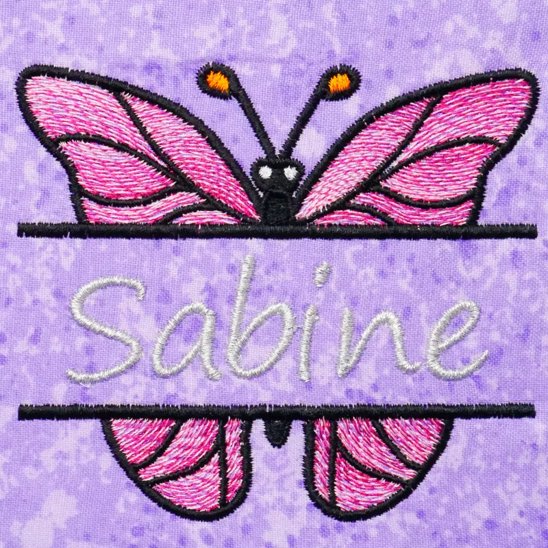 Splitted Butterfly auf lila Stoff aufgestickt