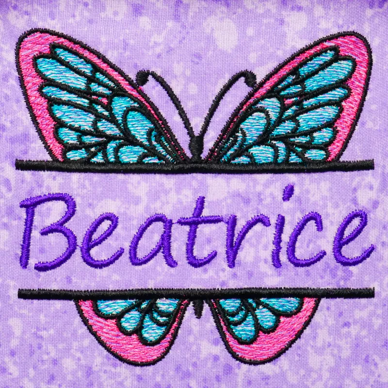Splitted Butterfly auf lila Stoff aufgestickt