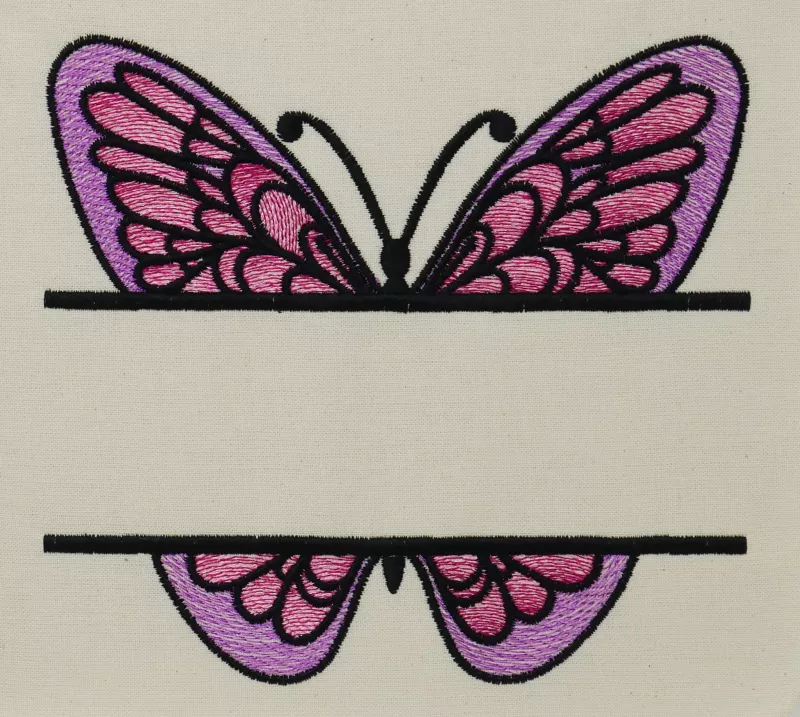 Stickdatei Split Butterfly 2, Foto mit pink-rot-schwarzem Schmetterling auf hellem Stoff. Davor mittig quer ein freier Bestickungsplatz.