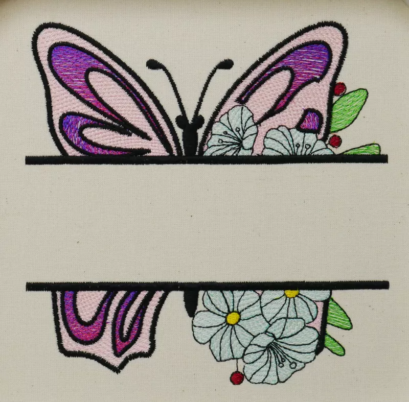 Stickdatei Set Butterfly 4, Foto mit bunter Stickerei auf hellem Stoff. Blütenbukett, hinter dem sich ein großer Schmetterling befindet. Quer davor Balken mit Stickaussparung als Fläche für Schriftzug.