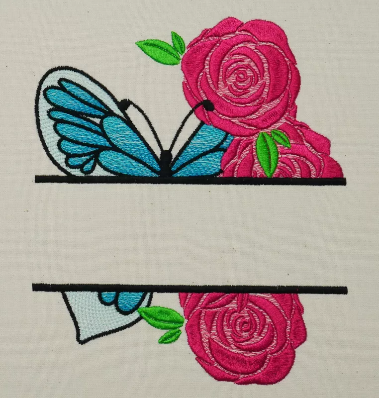 Stickdatei Sparset Splitted Butterflies in verschiedenen Größen. Foto zeigt Bestickung mit Schmetterling in blau-schwarz auf hellem Stoff, teilweise verdeckt von 3 pinken Rosenblüten mit Blattgrün Quer davor Aussparung für Schriftzug.