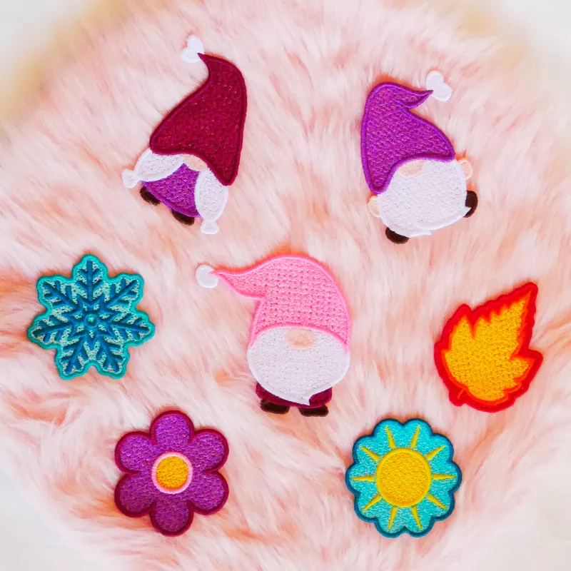 Flatlay FSL Gnome auf einem rosa Kunstfell
