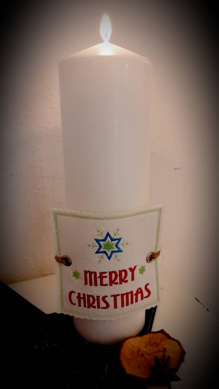 Stickdatei Set ITH Weihnachtskarten, Geschenkanhänger und Schriftzüge, Foto zeigt eine brennende Kerze, an deren unterem Ende eine quadratische Karte gebunden ist. Weiße, links und rechts metallgeöste Karte mit Bestickung Sterne/Eiskristall, Aufschrift "M Stickdatei Set ITH Weihnachtskarten, Geschenkanhänger und Schriftzüge, Foto zeigt eine brennende Kerze, an deren unterem Ende eine quadratische Karte gebunden ist. Weiße, links und rechts metallgeöste Karte mit Bestickung Sterne/Eiskristall, Aufschrift "M