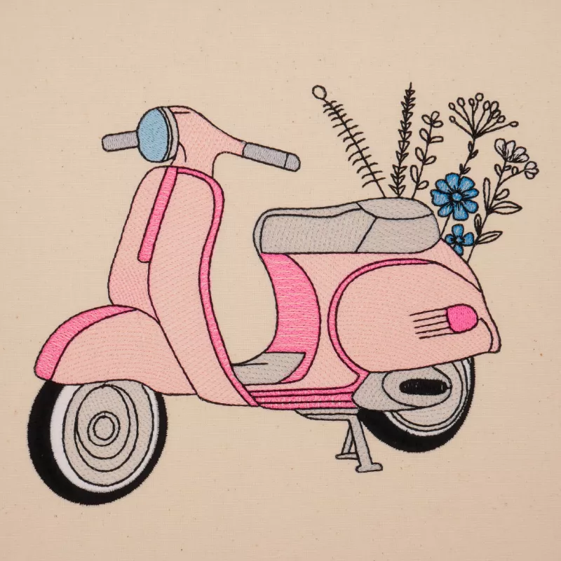 Retro Motorroller in Rosa gestickt mit Blumen am Kofferraum.