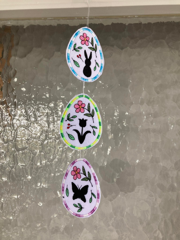 Türbehang aus Filz-Deko-Ei-Anhängern. Bunt bestickt. Türbehang aus Filz-Deko-Ei-Anhängern. Bunt bestickt.