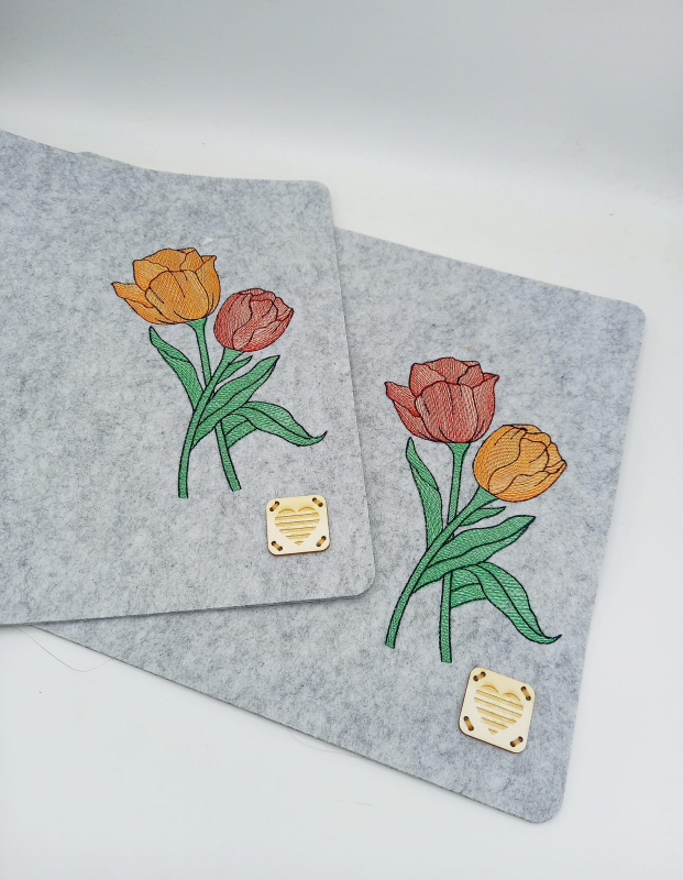 Tulpe mit gelben und roten Blütenblättern auf Untersetzer aus Filz Tulpe mit gelben und roten Blütenblättern auf Untersetzer aus Filz