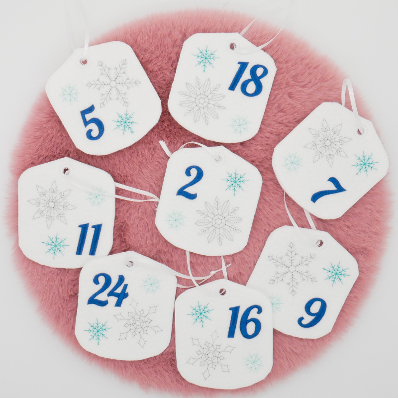 Stickdatei Set ITH Adventskalenderanhänger mit Zahlen 1-24 Stickdatei Set ITH Adventskalenderanhänger mit Zahlen 1-24